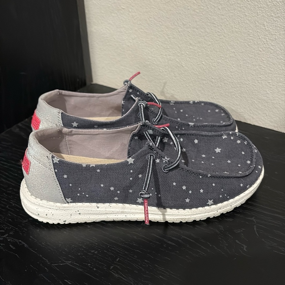 HEY DUDE  YOUTH CAT EYE NAVY.  Size Y3-L4 like new condition.